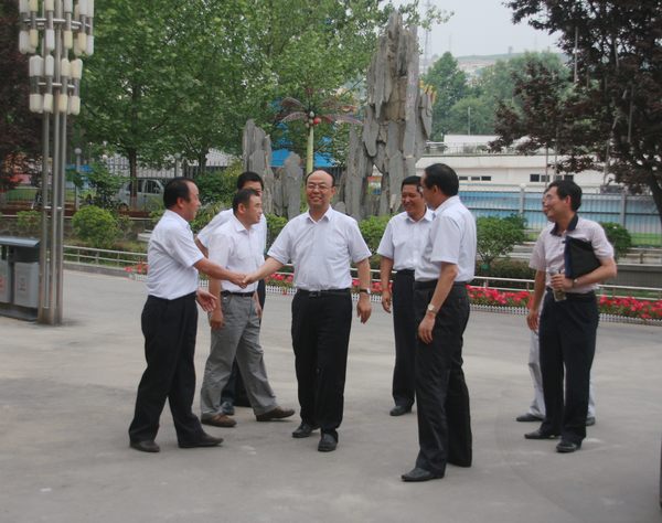 下石節(jié)礦黨政領(lǐng)導熱烈歡迎公司黨委書記黃河一行深入該礦檢查指導工作