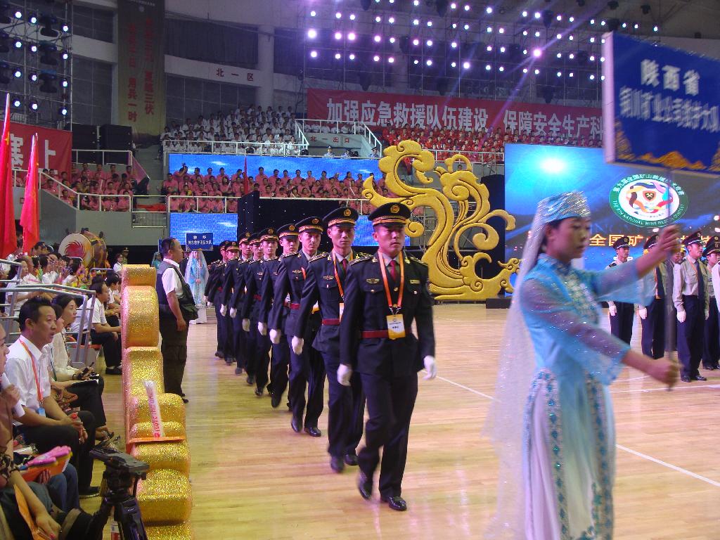 參賽隊(duì)員進(jìn)入開幕式 參賽隊(duì)員進(jìn)入開幕式