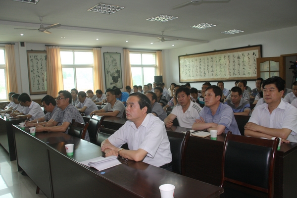 該礦廣大干部職工認(rèn)真聽(tīng)講 該礦廣大干部職工認(rèn)真聽(tīng)講