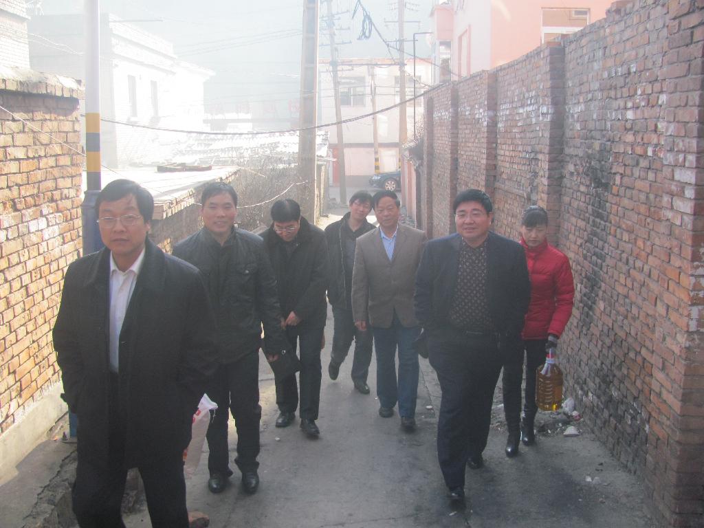 公司副總劉長來與楊銅總經理儒及一五三廠領導慰問困難職工 公司副總劉長來與楊銅總經理儒及一五三廠領導慰問困難職工
