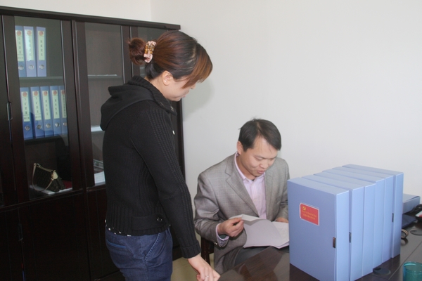 檢查組查閱該礦共青團基層管理資料 檢查組查閱該礦共青團基層管理資料