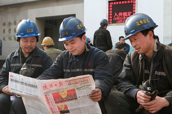 一線職工小憩時(shí)關(guān)注兩會(huì)消息 一線職工小憩時(shí)關(guān)注兩會(huì)消息