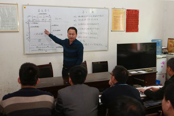 每日安全分析會上區(qū)隊領(lǐng)導分析解決現(xiàn)場施工難點問題 每日安全分析會上區(qū)隊領(lǐng)導分析解決現(xiàn)場施工難點問題