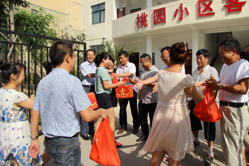 桃園社區(qū)組織團(tuán)員青年開展夏季送清涼活動 桃園社區(qū)組織團(tuán)員青年開展夏季送清涼活動