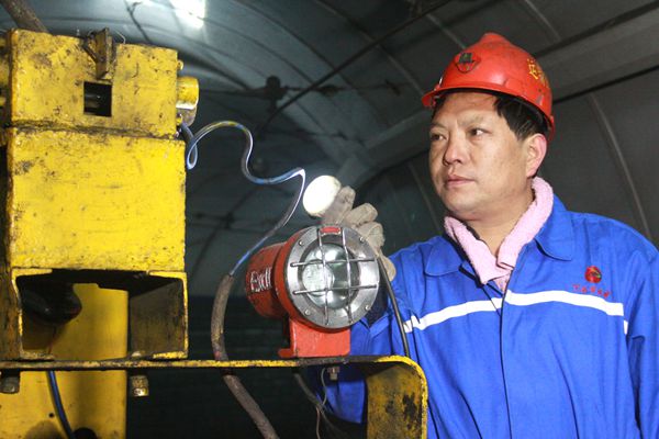 運輸區(qū)區(qū)長雷平義第一個到現(xiàn)場確認(rèn)機(jī)車安全狀態(tài) 運輸區(qū)區(qū)長雷平義第一個到現(xiàn)場確認(rèn)機(jī)車安全狀態(tài)