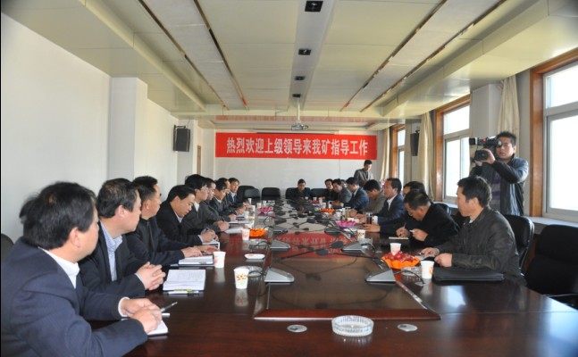 圖為印臺區(qū)政法委一行與玉華礦參會人員進(jìn)行座談 