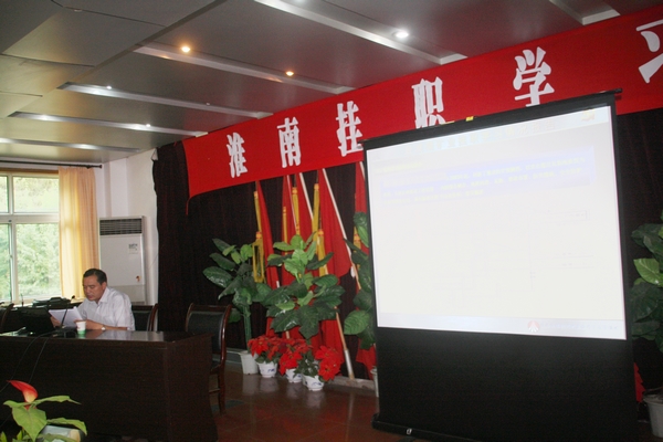 該礦黨委書記李國璧和與會人員交流學(xué)習(xí)體會 該礦黨委書記李國璧和與會人員交流學(xué)習(xí)體會