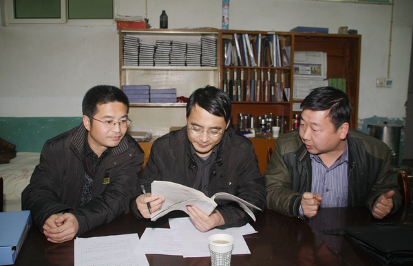 檢查組成員查看該礦質(zhì)量標(biāo)準(zhǔn)化建設(shè)基礎(chǔ)資料 檢查組成員查看該礦質(zhì)量標(biāo)準(zhǔn)化建設(shè)基礎(chǔ)資料