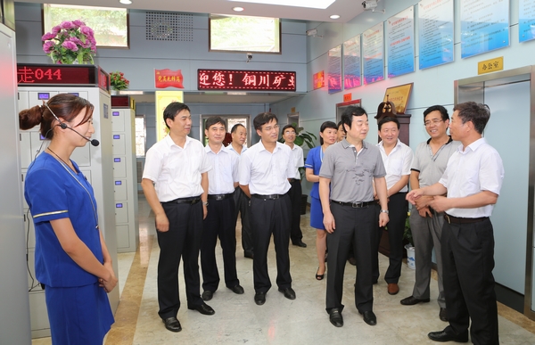 深入礦燈自救器超市指導(dǎo)工作 深入礦燈自救器超市指導(dǎo)工作