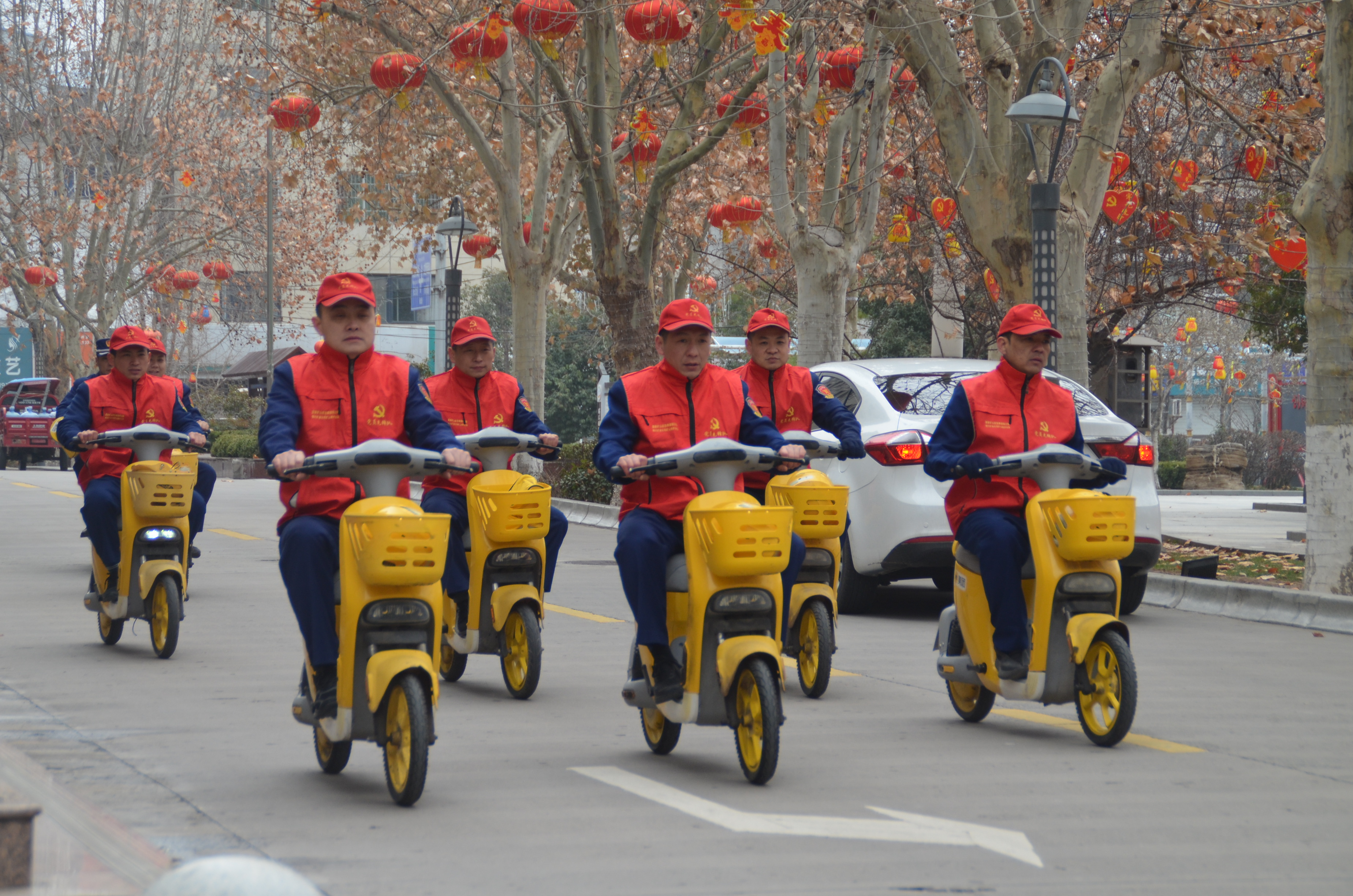 公司團(tuán)委組織青年志愿者在市區(qū)宣傳綠色出行、文明出行志愿服務(wù)活動