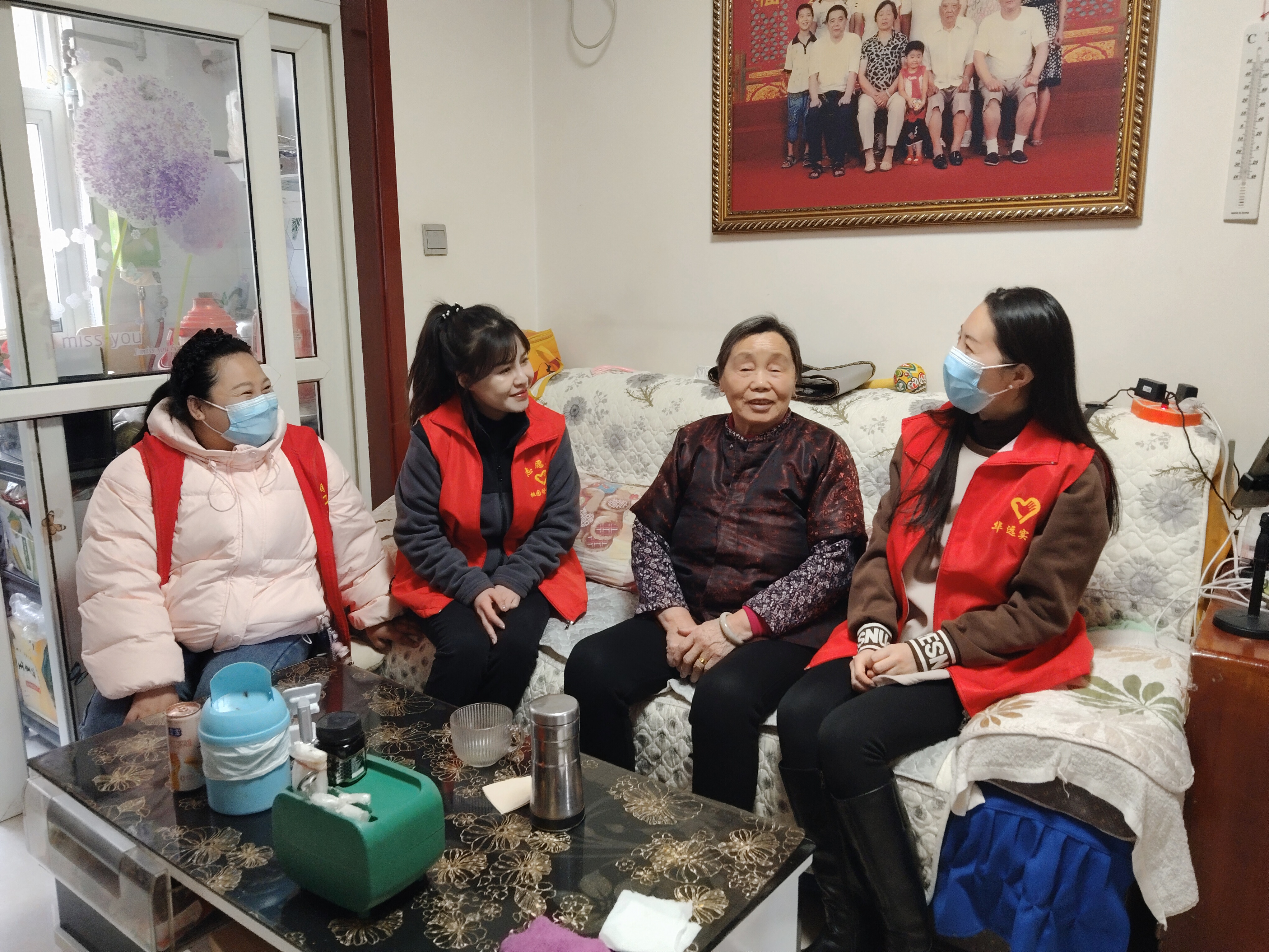 公司團(tuán)委組織青年志愿者桃園小區(qū)開展關(guān)愛孤寡老人、空巢老人志愿服務(wù)活